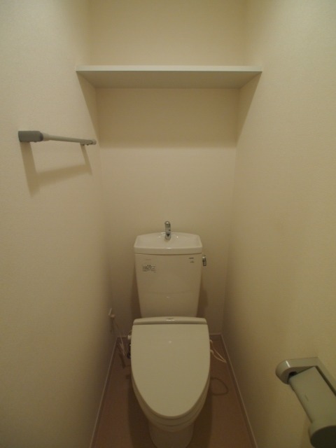 トイレ　トイレは暖房便座付き　※別部屋参考写真