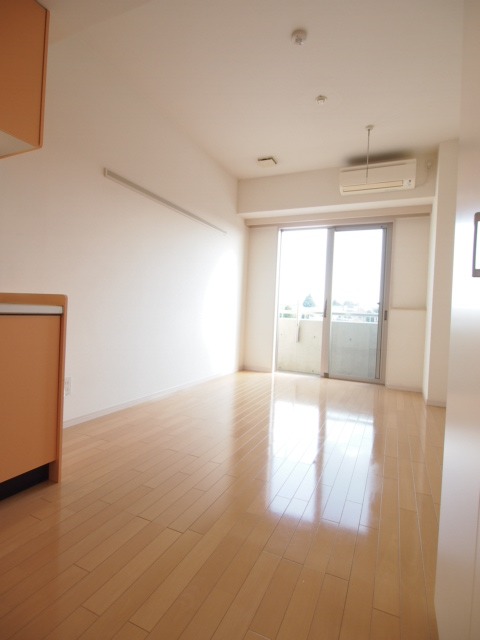 居室・リビング　開放的な洋室　　※別部屋参考写真