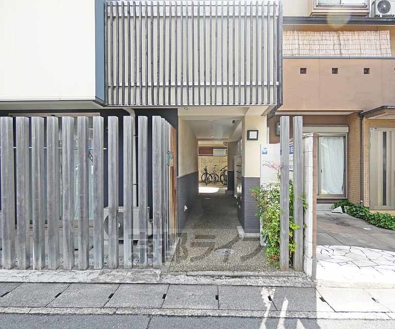 LA CACHETTEの外観写真