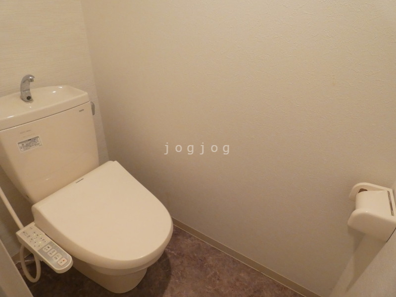 トイレ　嬉しい温水洗浄便座付きのトイレです。