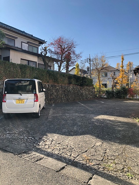 【だるま堂ビルの駐車場】