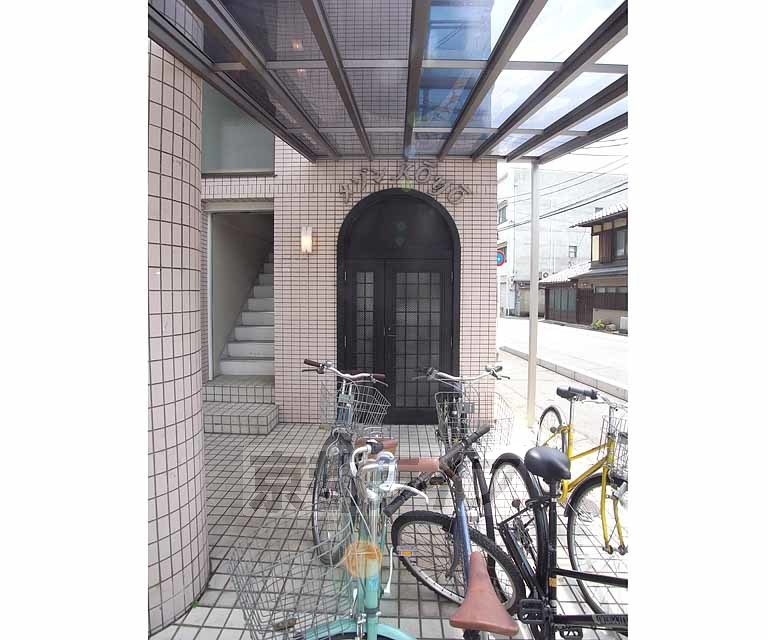 【京都市左京区田中大堰町のマンションのエントランス】