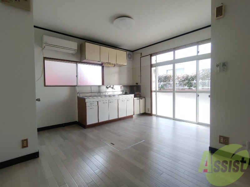 居室・リビング　広くきれいなリビングは明るい光も良く差します。