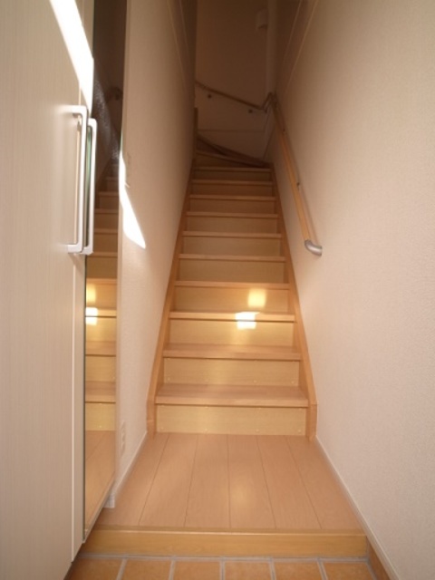 玄関　１階から上がる階段です。下駄箱も有ります！前回募集参考写真
