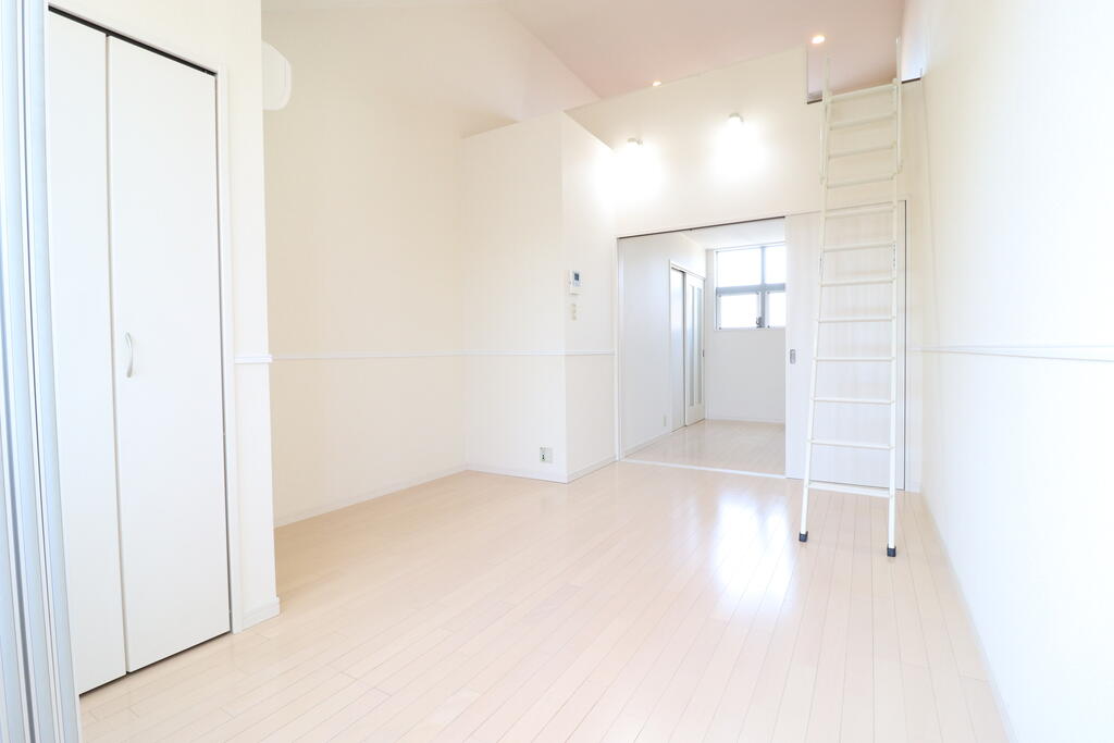 居室・リビング　明るいリビング