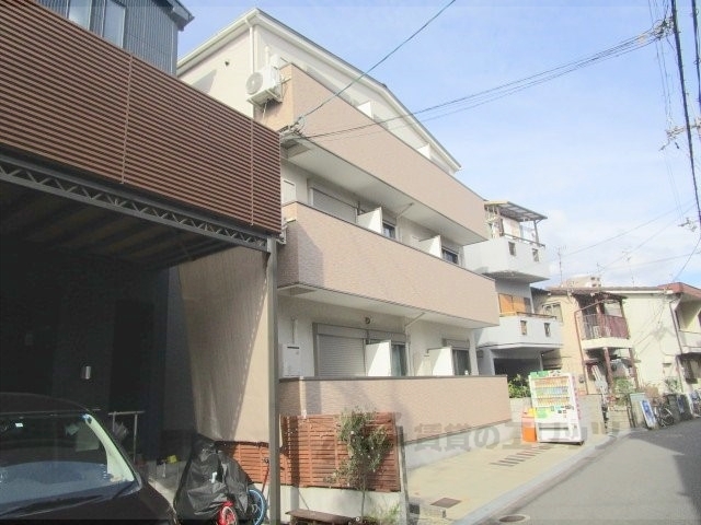 枚方市渚元町のアパートの建物外観