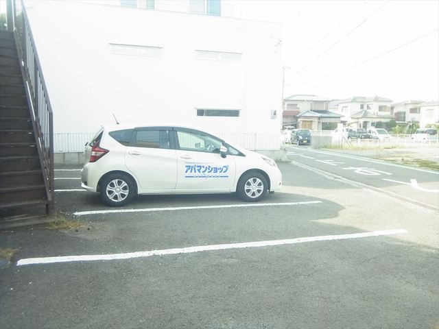 【和歌山市北島のアパートの駐車場】