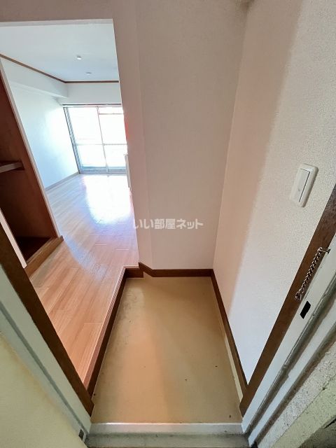 【福知山市厚東町のマンションの玄関】