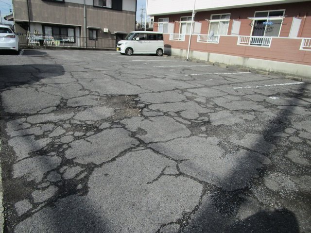 【高浜市青木町のアパートの駐車場】