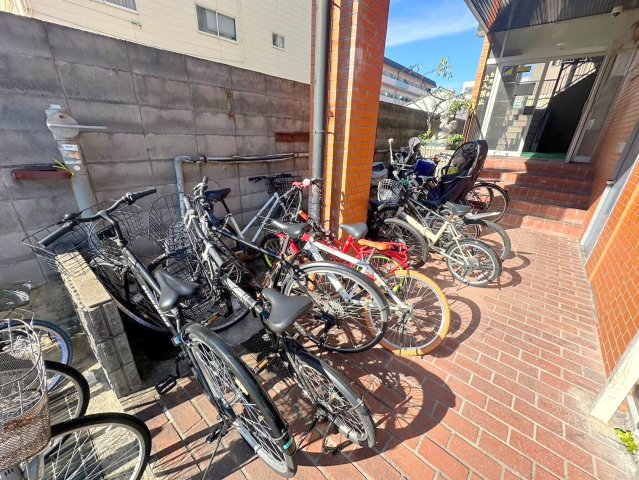 駐車場　敷地内には入居者専用の駐輪スペースもあります。