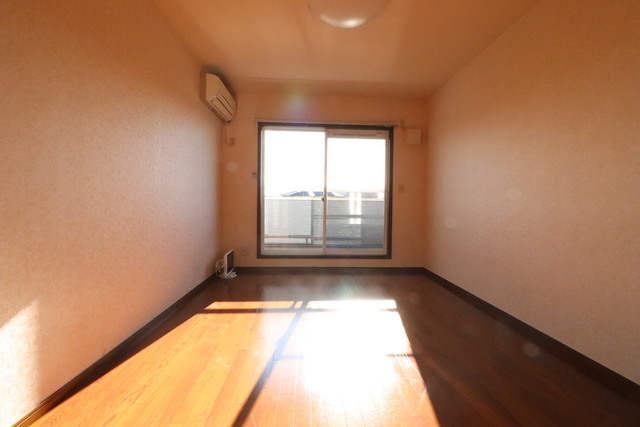 居室・リビング　２０３号室