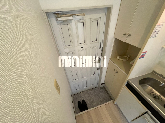 玄関　玄関横に靴箱あります♪