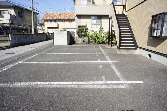 【小山市神山のアパートの駐車場】