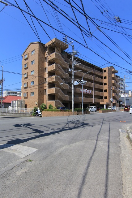 【松山市南久米町のマンションの建物外観】