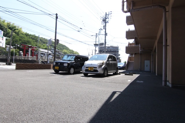 【松山市南久米町のマンションの駐車場】