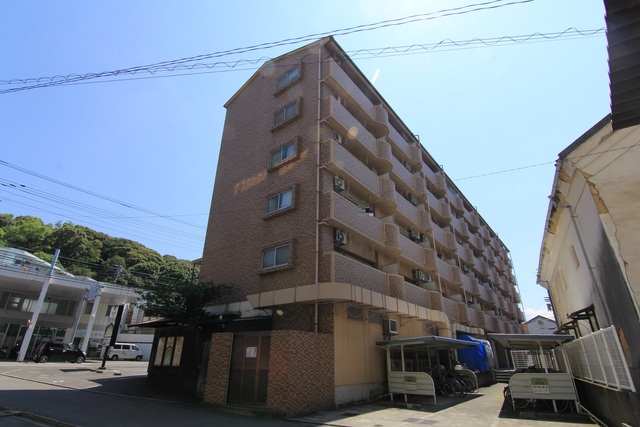 【松山市南久米町のマンションの建物外観】