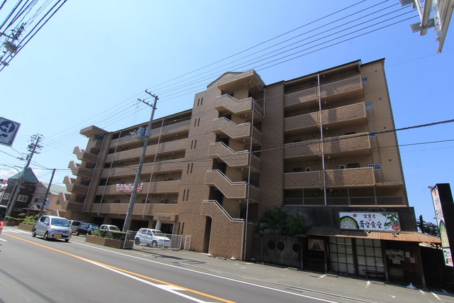 【松山市南久米町のマンションの建物外観】