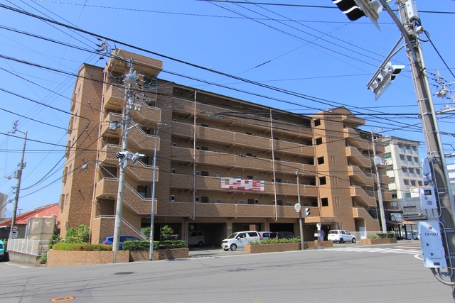 【松山市南久米町のマンションの建物外観】