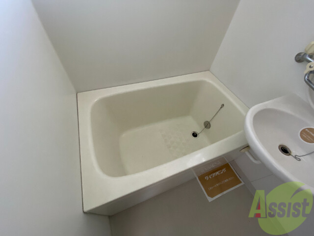 バス・シャワールーム　お風呂はトイレと別で追い焚き機能付きです。