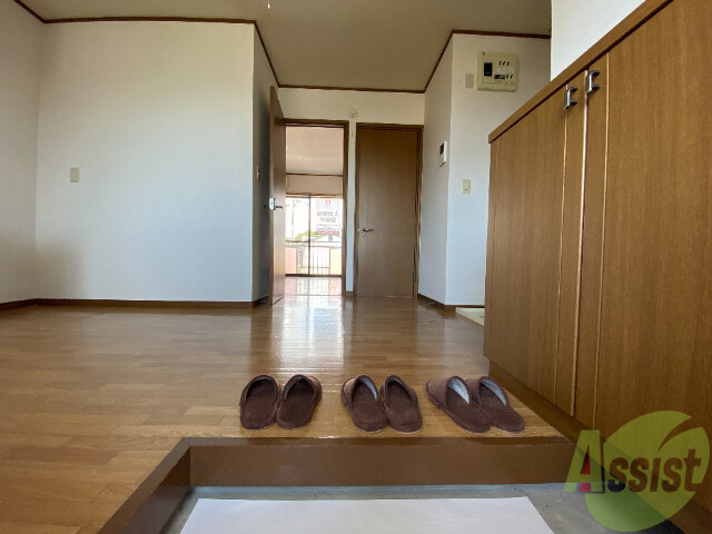 玄関　玄関は敷居が低くなっているので、つまづく心配なしです。