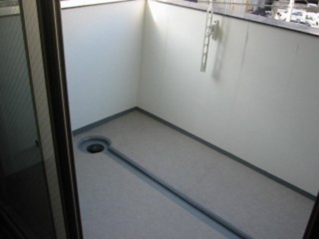 バルコニー　広いバルコニーです。洗濯物が気持ちよく乾かせそうです。