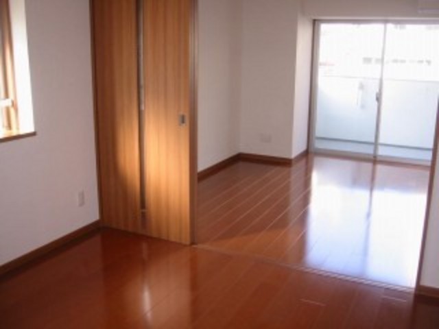 居室・リビング　出窓があり、明るいお部屋です。