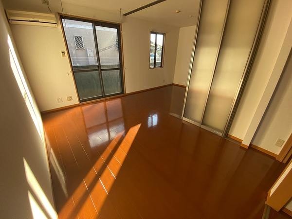 居室・リビング　※別号室の写真です☆こちらのリビングで趣味の時間をお楽しみく