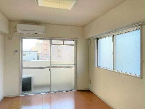 居室・リビング　備品や設備仕様は号室等により異なります現地をご確認下さい。