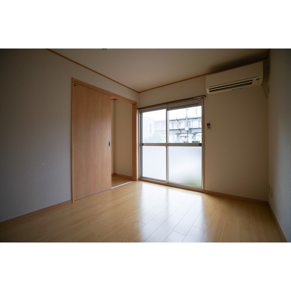 居室・リビング　同じ建物の別のお部屋