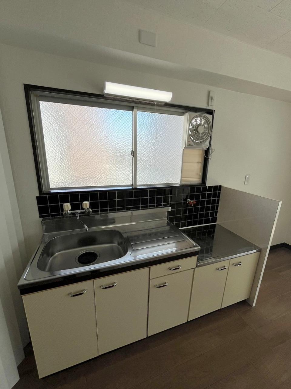 キッチン　窓のあるキッチン　換気・明るさ◎