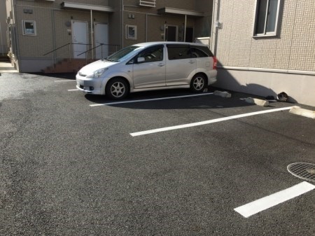 駐車場　敷地内に駐車場ございます。