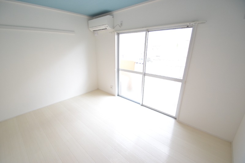 居室・リビング　明るい洋室