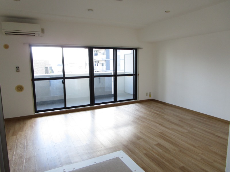 居室・リビング　壁紙、床材張替え予定！※別部屋参照