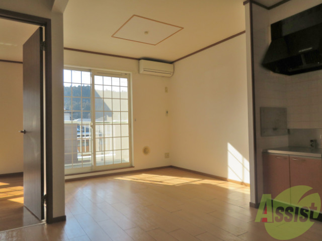 居室・リビング　リビングはこんな感じです。窓が大きくて良く陽が入ってきます