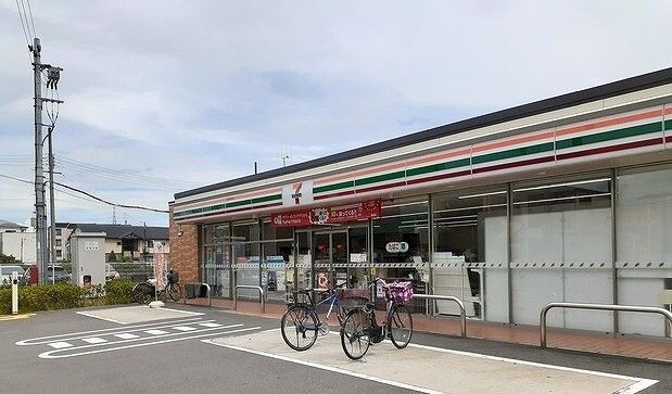 コンビニ　セブンイレブン様（コンビニ）まで550m