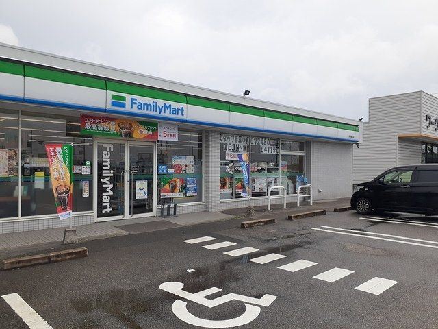 コンビニ　ファミリーマート様（コンビニ）まで571m
