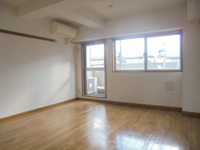 居室・リビング　日当たりのよい開放的な洋室。