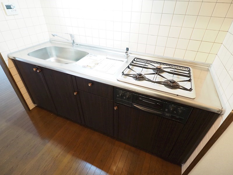 その他設備　3口コンロのシステムキッチン。