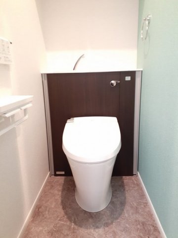 トイレ　落ち着いた色調のトイレです