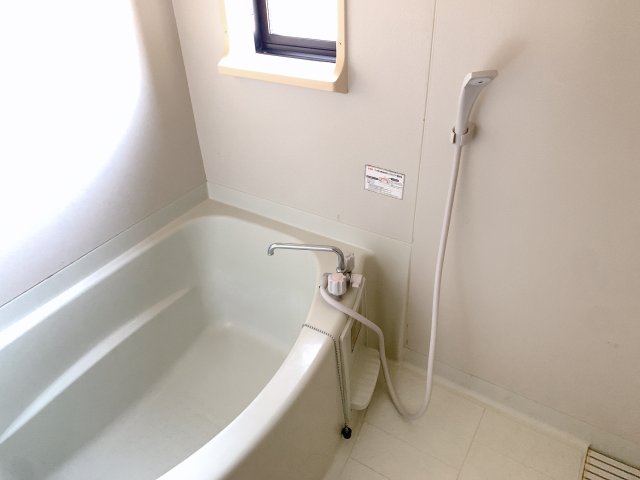 バス・シャワールーム　衛生面でも嬉しい浴室小窓付き◇