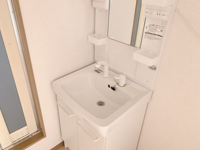 洗面設備　シャワー付き洗面台で朝の身支度も快適◎