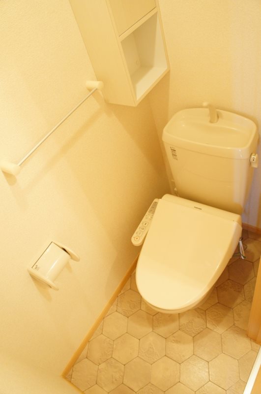 トイレ　トイレは快適な温水洗浄便座付き