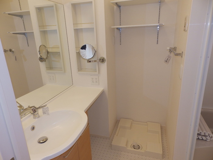 洗面設備　鏡の大きいカウンタータイプの洗髪洗面化粧台