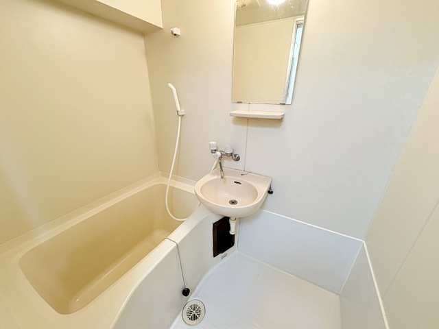 バス・シャワールーム　清潔感のある浴室で、１日の疲れを癒しリラックスできます。