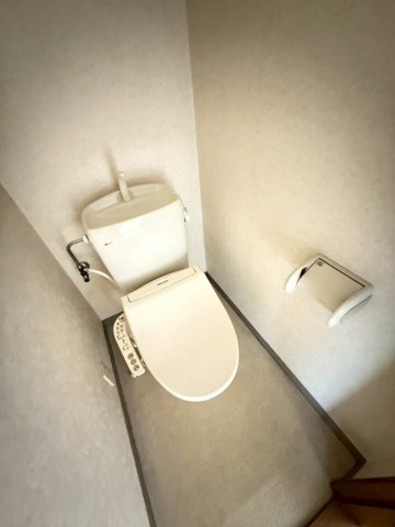 トイレ　落ち着いた色調のトイレです