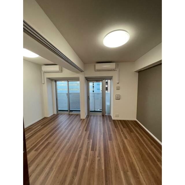 居室・リビング　リビング１０．５帖、洋室４．０帖　　エアコン各１台付き