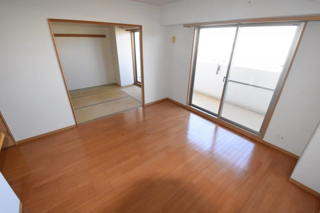 居室・リビング　カウンターキッチンのあるリビングです♪