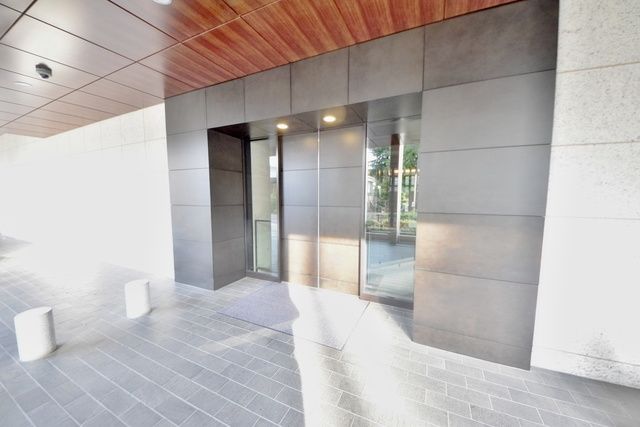 エントランス　お問い合わせはタウンハウジングまで