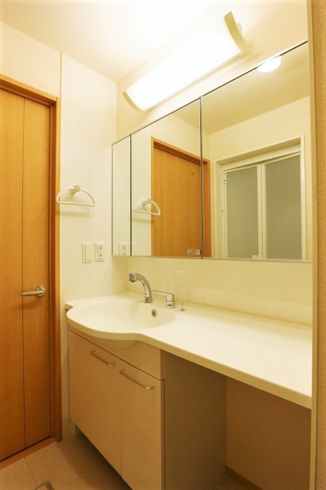 洗面設備　明るい洗面所です