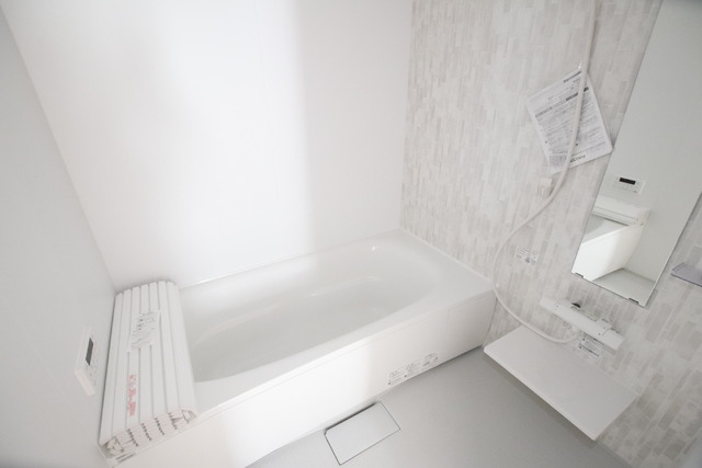 バス・シャワールーム　浴室乾燥機付き☆（風呂蓋は設備ではありません）